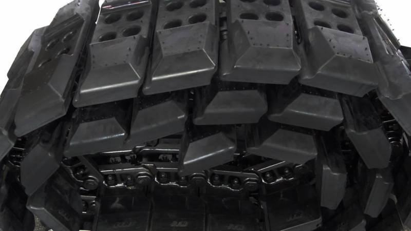 Chaine prête à remonter tuilées de tuiles caoutchouc Roadliner à Toulon, près de Six fours, dans le var, paca