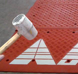 Fixation du Coussin berlinois ralentisseur à Six fours, près de Toulon, chez Fix'on