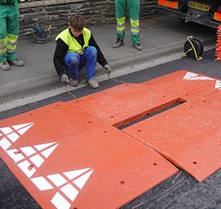 Assemblage élément par élément du Coussin berlinois ralentisseur à Toulon, près de Six Fours