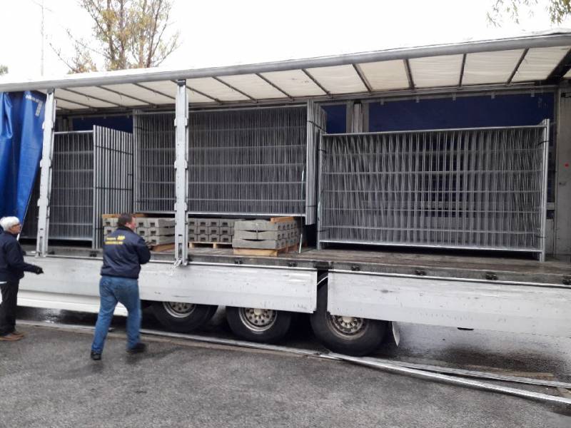 Déchargement barrières Héras Fixon