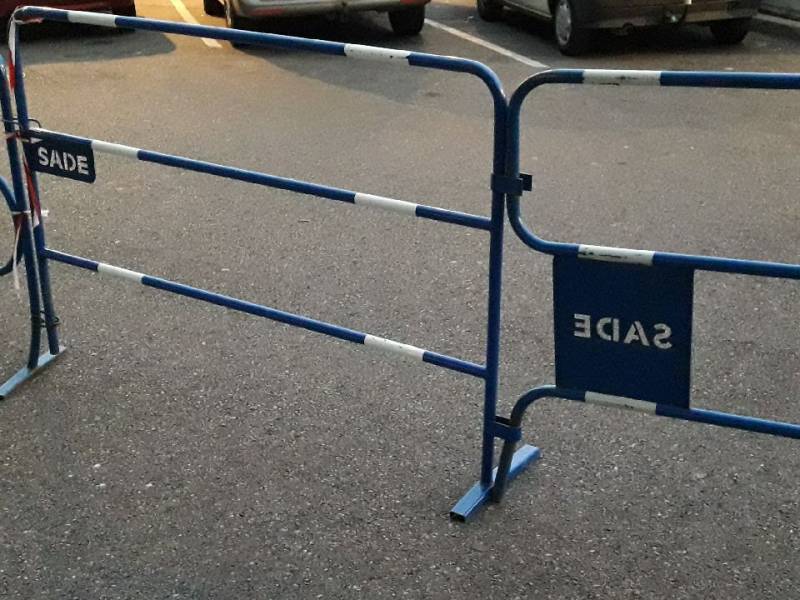 Barrière de signalisation couleur bleu / blanc ou rouge / blanc avec nom Sade