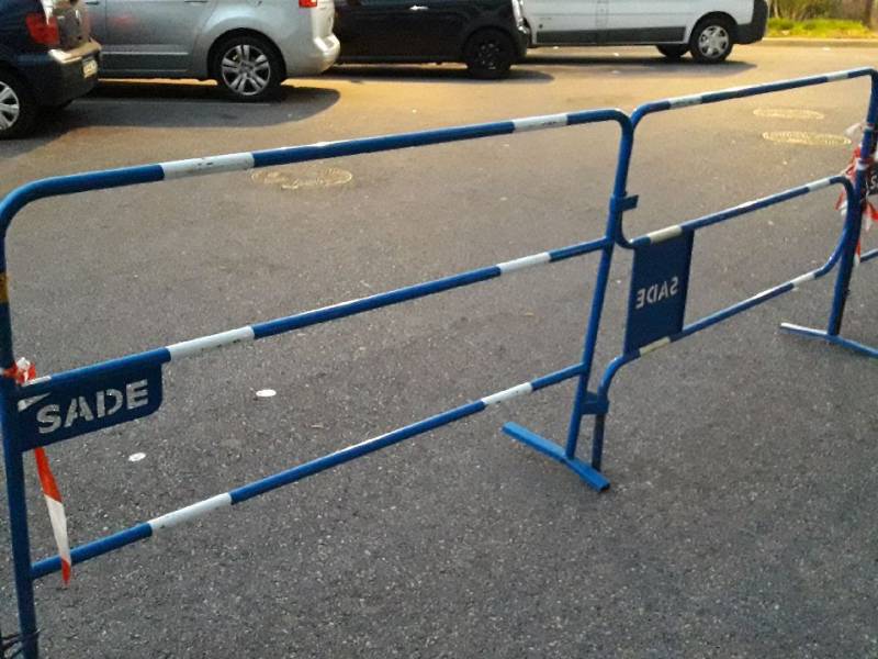 Barrière personnalisée avec plaque de type central ou latéral