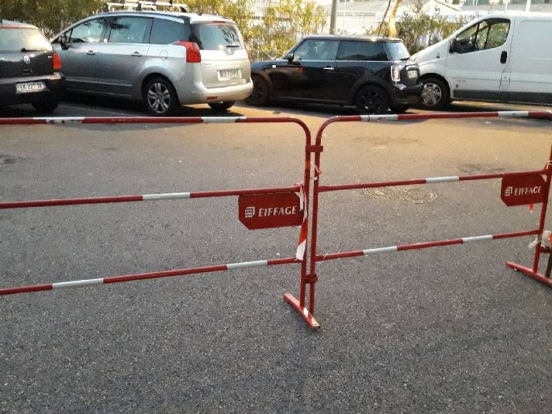 Barrière de signalisation avec plaque et marquage Eiffage