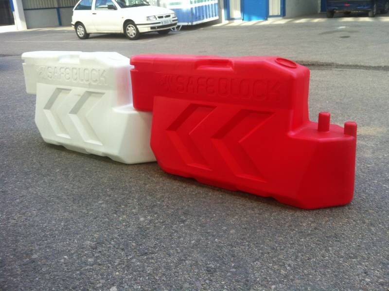 Séparateur de voies type GBA plastique rouge blanc hauteur 500mm lestable à l’eau BALIR 115cm