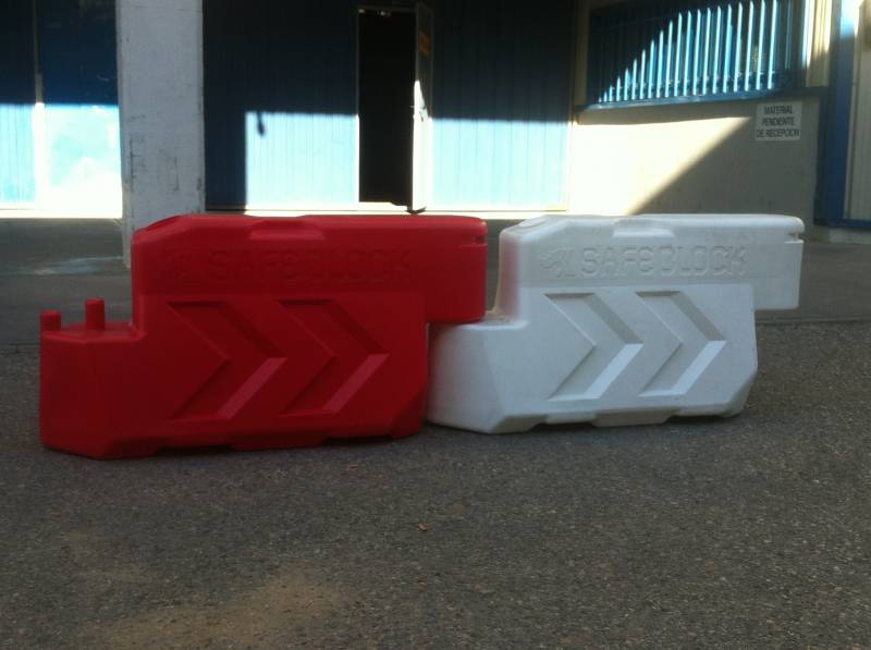 Séparateur de voies type GBA plastique rouge blanc hauteur 500mm lestable à l’eau BALIR 115cm
