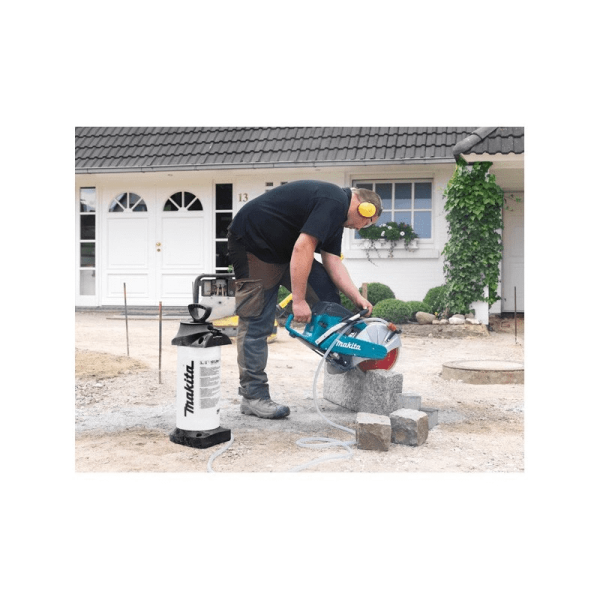 Chez Fix'on, découpeuse en action EK 6100 MAKITA Tronçonneuse thermique