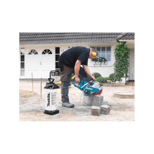 Découpe béton et pavé avec une découpeuse Makita EK7301WS à La Garde, près de Toulon, en paca