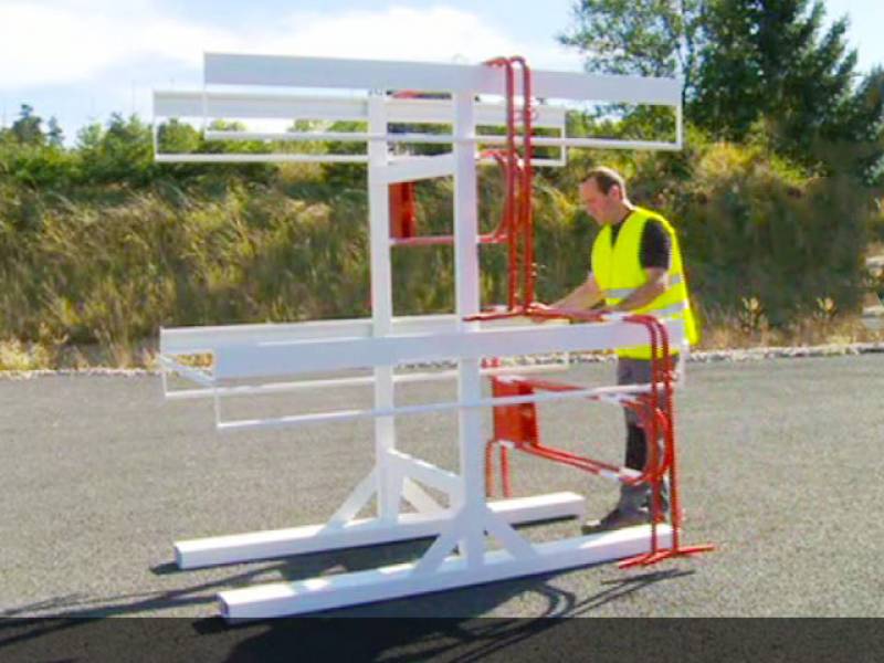 Double Rack de Rangement pour 100 ou 120 barrières TP avec crochets élingue et fourreau fourche en stock à Six Fours Toulon dans le Var